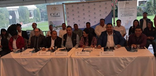 Al centro la magistrada Blanca Alfaro y a su lado izquierdo el diputado de VAMOS, Luis Rodríguez. Foto: La Hora / Redes sociales.