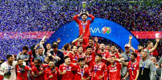 El delantero y capitán Alexis Vega (arriba) es cargado por sus compañeros para exhibir el trofeo del Torneo Clausura mexicano conquistado este domingo por Toluca al derrotar por 2-0 al América en el estadio Nemesio Díez. Foto La Hora: EFE.