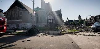 Parte de la Iglesia Cristiana del Centenario en San Luis, Misuri, se derrumbó el viernes 16 de mayo de 2025, cuando fuertes tormentas, incluyendo un posible tornado, azotaron la ciudad. (Foto AP/Michael Phillis)