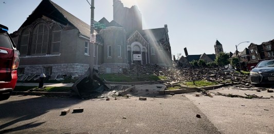 Parte de la Iglesia Cristiana del Centenario en San Luis, Misuri, se derrumbó el viernes 16 de mayo de 2025, cuando fuertes tormentas, incluyendo un posible tornado, azotaron la ciudad. (Foto AP/Michael Phillis)