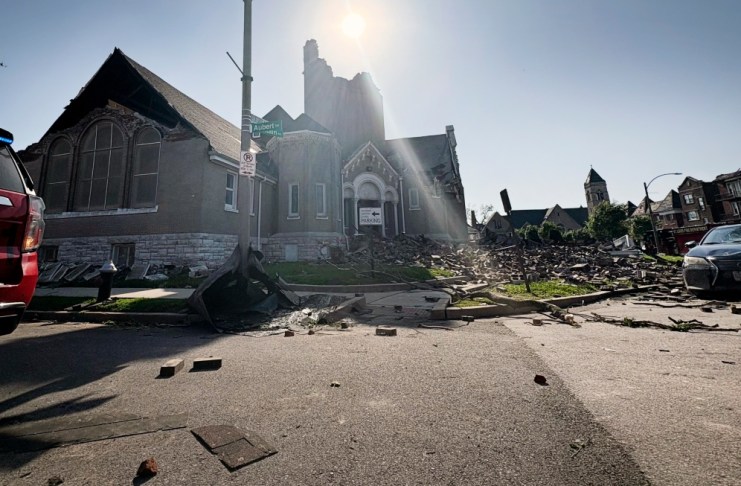 Parte de la Iglesia Cristiana del Centenario en San Luis, Misuri, se derrumbó el viernes 16 de mayo de 2025, cuando fuertes tormentas, incluyendo un posible tornado, azotaron la ciudad. (Foto AP/Michael Phillis)