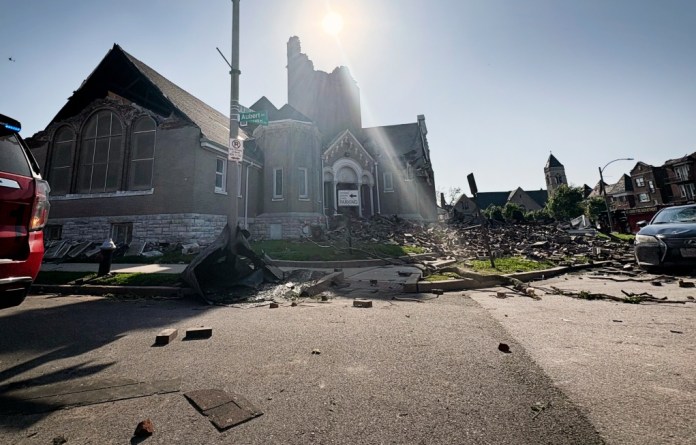 Tornado (1) Parte de la Iglesia Cristiana del Centenario en San Luis, Misuri, se derrumbó el viernes 16 de mayo de 2025, cuando fuertes tormentas, incluyendo un posible tornado, azotaron la ciudad. (Foto AP/Michael Phillis)