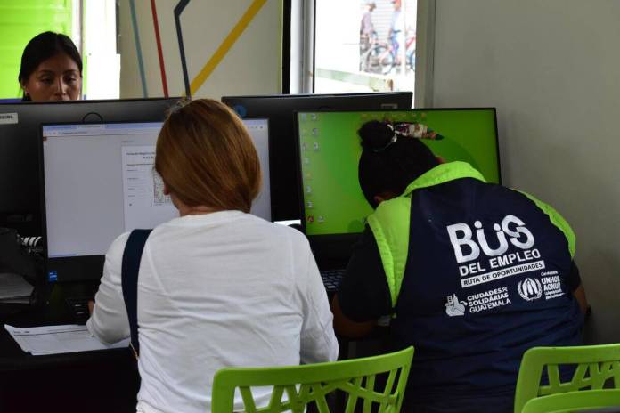 Colaboradora del Bus del empleo con una persona que asistió por los servicios. Foto La Hora / Daniel Ramírez