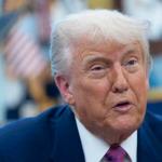 El presidente de EE.UU., Donald Trump, amenazó este viernes al gigante tecnológico Apple con gravar sus productos con un arancel del 25 %. Foto La Hora: EFE Archivo.