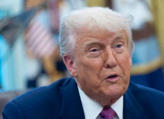 El presidente de EE.UU., Donald Trump, amenazó este viernes al gigante tecnológico Apple con gravar sus productos con un arancel del 25 %. Foto La Hora: EFE Archivo.