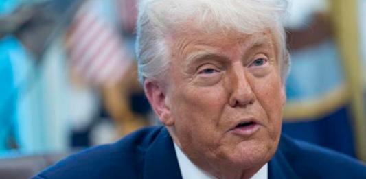 El presidente de EE.UU., Donald Trump, amenazó este viernes al gigante tecnológico Apple con gravar sus productos con un arancel del 25 %. Foto La Hora: EFE Archivo.