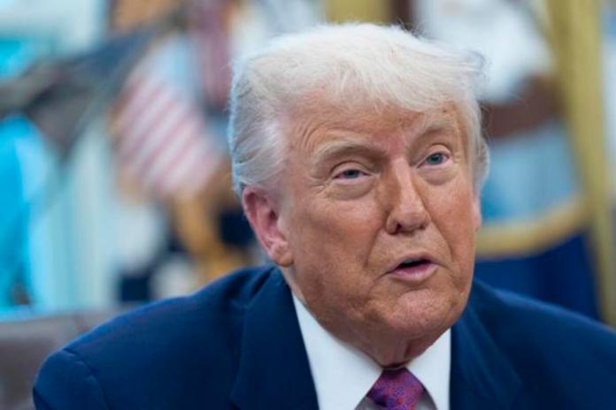 US President Trump speaks about Golden Dome missile defense shield El presidente de EE.UU., Donald Trump, amenazó este viernes al gigante tecnológico Apple con gravar sus productos con un arancel del 25 %. Foto La Hora: EFE Archivo.