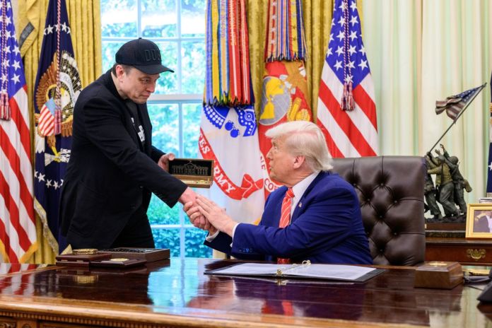 Trump se despide de Elon Musk en la Oficina Oval Elon Musk y Donald Trump durante evento organizado en la Casa Blanca para despedirse de Musk. Foto La Hora: Casa Blanca
