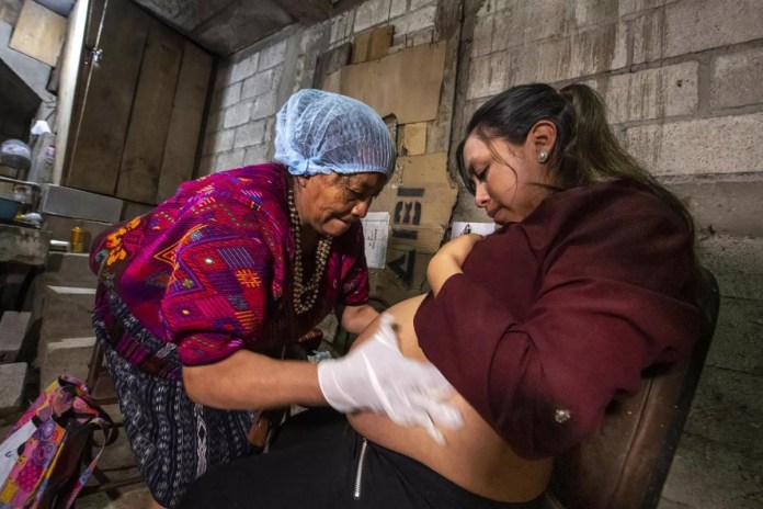 Unicef Guatemala Comadrona en Chichicastenango