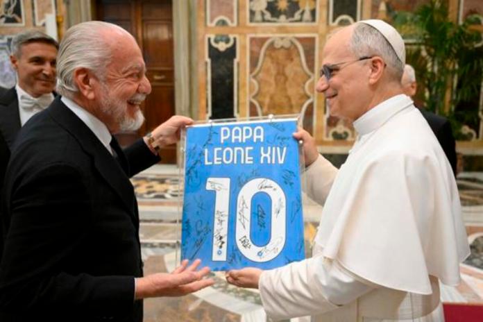Una imagen proporcionada por los medios de comunicación del Vaticano muestra al presidente del FC Nápoles, Aurelio De Laurentiis (izq.), regalando al Papa León XIV (der.) una camiseta personalizada del Nápoles firmada por todos los jugadores, durante una recepción en el Vaticano, el 27 de mayo de 2025. (Papa, Nápoles) EFE/EPA/VATICAN MEDIA .