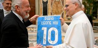 Una imagen proporcionada por los medios de comunicación del Vaticano muestra al presidente del FC Nápoles, Aurelio De Laurentiis (izq.), regalando al Papa León XIV (der.) una camiseta personalizada del Nápoles firmada por todos los jugadores, durante una recepción en el Vaticano, el 27 de mayo de 2025. (Papa, Nápoles) EFE/EPA/VATICAN MEDIA .