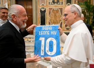 Una imagen proporcionada por los medios de comunicación del Vaticano muestra al presidente del FC Nápoles, Aurelio De Laurentiis (izq.), regalando al Papa León XIV (der.) una camiseta personalizada del Nápoles firmada por todos los jugadores, durante una recepción en el Vaticano, el 27 de mayo de 2025. (Papa, Nápoles) EFE/EPA/VATICAN MEDIA .