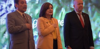Viceministro de Recursos Naturales, Edwin Castellanos; vicepresidenta Karin Herrera; y embajador de la Unión Europea en Guatemala, Thomas Peyker.