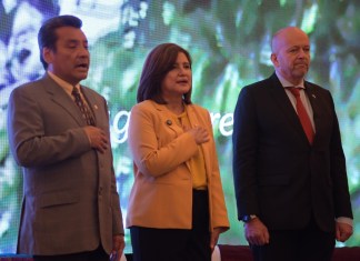 Viceministro de Recursos Naturales, Edwin Castellanos; vicepresidenta Karin Herrera; y embajador de la Unión Europea en Guatemala, Thomas Peyker.