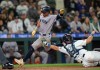 Oswaldo Cabrera, de los Yankees de Nueva York, anotó una carrera antes de que el receptor de los Marineros de Seattle, Cal Raleigh, lo tocara durante la novena entrada de un partido de béisbol, el lunes 12 de mayo de 2025, en Seattle. Foto La Hora: AP.