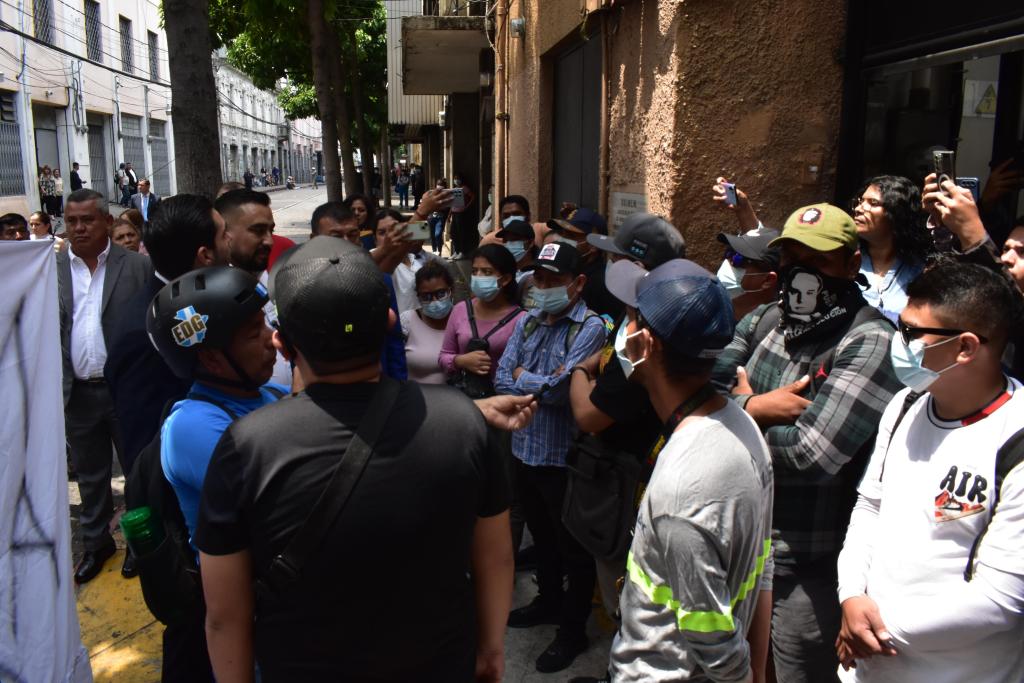Ante la llegada de la sesión plenaria del Congreso de la República, diversos grupos de manifestantes se han hecho presentes frente al recinto bloqueado e intimidando a las personas en el lugar. Foto La Hora: Daniel Ramírez