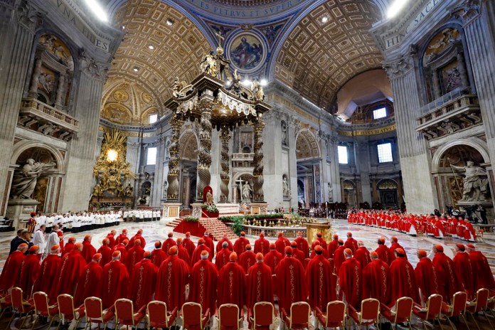 Cardenales durante la Misa de V Novemdiale en memoria del difunto Papa Francisco en la Basílica de San Pedro. Foto La Hora: EFE