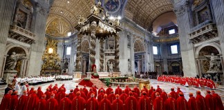 Cardenales durante la Misa de V Novemdiale en memoria del difunto Papa Francisco en la Basílica de San Pedro. Foto La Hora: EFE