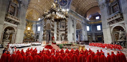 Cardenales durante la Misa de V Novemdiale en memoria del difunto Papa Francisco en la Basílica de San Pedro. Foto La Hora: EFE