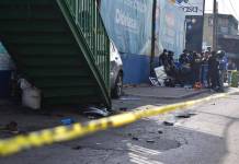 Dos personas fallecieron tras un incidente tránsito en la Calzada Roosevelt. Foto La Hora: Daniel Ramírez