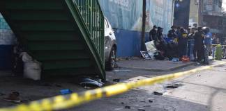 Dos personas fallecieron tras un incidente tránsito en la Calzada Roosevelt. Foto La Hora: Daniel Ramírez