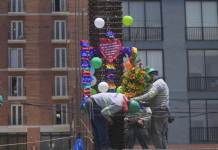 Cada 3 de mayo, los albañiles colocan una cruz en lo alto de las construcciones en honor a su santo patrón. Foto La Hora: Fabricio Alonzo
