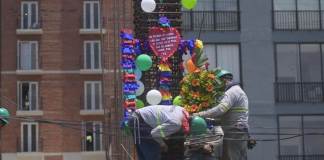 Cada 3 de mayo, los albañiles colocan una cruz en lo alto de las construcciones en honor a su santo patrón. Foto La Hora: Fabricio Alonzo