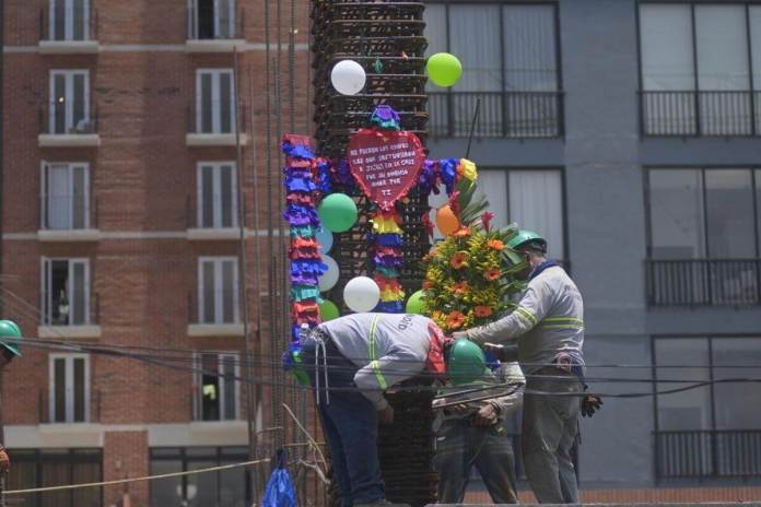 albaniles y la cruz Cada 3 de mayo, los albañiles colocan una cruz en lo alto de las construcciones en honor a su santo patrón. Foto La Hora: Fabricio Alonzo