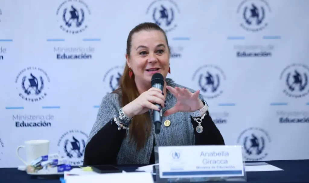 La ministra de Educación, Anabella Giracca, anunció junta al presidente un aumento salarial para los trabajadores del Mineduc. Foto La Hora: Archivo.