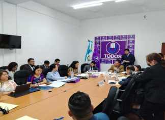 Las autoridades del Ministerio de Trabajo informan la actualización de solicitudes para que ancianos reciban un aporte económico. Foto: La Hora