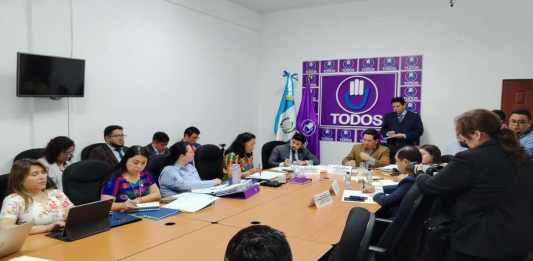 Las autoridades del Ministerio de Trabajo informan la actualización de solicitudes para que ancianos reciban un aporte económico. Foto: La Hora