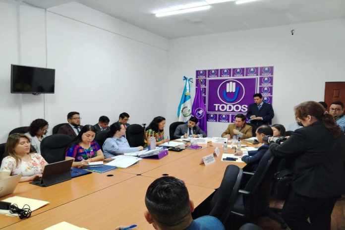 ancianosPAMfin Las autoridades del Ministerio de Trabajo informan la actualización de solicitudes para que ancianos reciban un aporte económico. Foto: La Hora