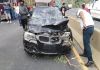 Un vehículo resultó con daños al caerle un árbol en Amatitlán. Foto: PMT
