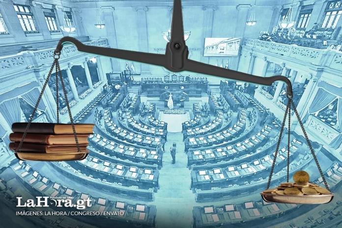 Aunque se les aumentó el sueldo a los diputados, el trabajo legislativo desde febrero mermó. Arte: La Hora / Alejandro Ramírez