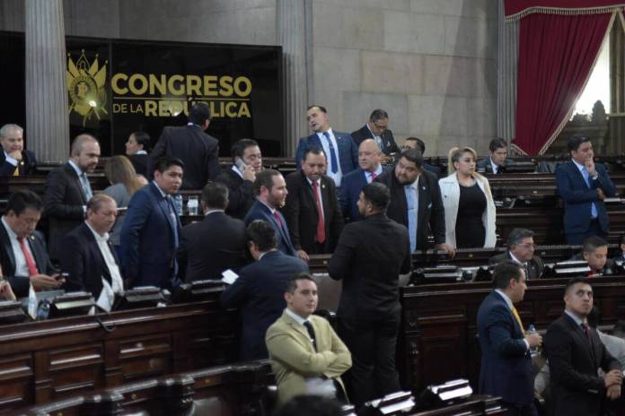 El diputado Álvaro Arzú Escobar se reúne con su colega Allan Rodríguez en la plenaria del 13 de mayo. Foto: La Hora / José Orozco