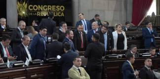 El diputado Álvaro Arzú Escobar se reúne con su colega Allan Rodríguez en la plenaria del 13 de mayo. Foto: La Hora / José Orozco