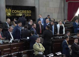 El diputado Álvaro Arzú Escobar se reúne con su colega Allan Rodríguez en la plenaria del 13 de mayo. Foto: La Hora / José Orozco