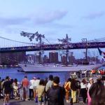 La gente mira al Cuauhtémoc, un buque escuela de la Armada mexicana, en el East River después de que el barco chocara contra el puente de Brooklyn, en Nueva York, el 17 de mayo de 2025. EFE/EPA/PORTER BINKS