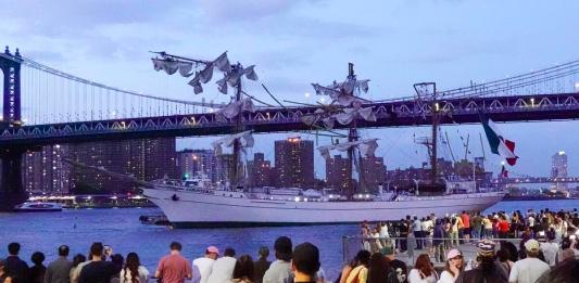 La gente mira al Cuauhtémoc, un buque escuela de la Armada mexicana, en el East River después de que el barco chocara contra el puente de Brooklyn, en Nueva York, el 17 de mayo de 2025. EFE/EPA/PORTER BINKS