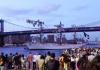 La gente mira al Cuauhtémoc, un buque escuela de la Armada mexicana, en el East River después de que el barco chocara contra el puente de Brooklyn, en Nueva York, el 17 de mayo de 2025. EFE/EPA/PORTER BINKS