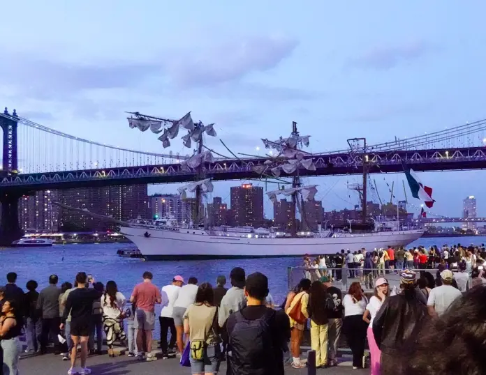Fallecen dos tripulantes heridos tras colisión de buque mexicano contra puente de Brooklyn La gente mira al Cuauhtémoc, un buque escuela de la Armada mexicana, en el East River después de que el barco chocara contra el puente de Brooklyn, en Nueva York, el 17 de mayo de 2025. EFE/EPA/PORTER BINKS