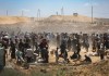 Palestinos transportan suministros de ayuda recibidos de la Fundación Humanitaria de Gaza. Foto La Hora: EFE