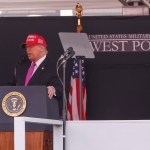 Trump vuelve a criticar a Harvard y dice que tiene demasiados estudiantes extranjeros.