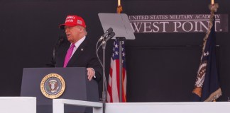 Trump vuelve a criticar a Harvard y dice que tiene demasiados estudiantes extranjeros.
