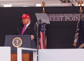Trump vuelve a criticar a Harvard y dice que tiene demasiados estudiantes extranjeros.