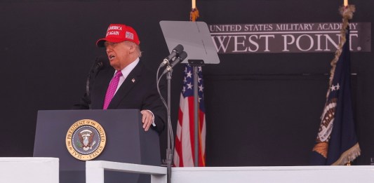Trump vuelve a criticar a Harvard y dice que tiene demasiados estudiantes extranjeros.