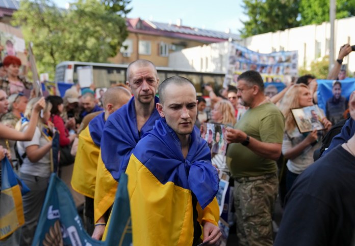 Prisioneros ucranianos liberados en el intercambio realizado con Rusia. Foto La Hora: EFE