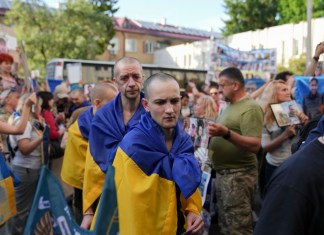 Prisioneros ucranianos liberados en el intercambio realizado con Rusia. Foto La Hora: EFE