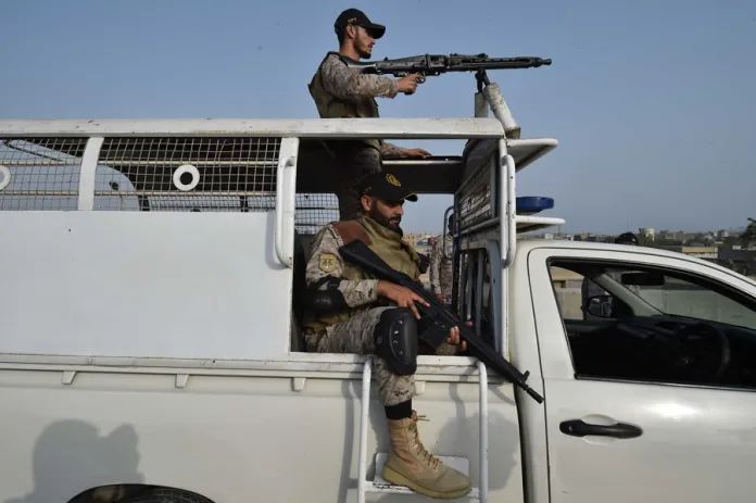 Pakistani security officials stand guard at Karachi Port Pakistán cierra su espacio aéreo por escalada en conflicto con la India tras ataques con drones Foto La Hora: EFE/EPA/SHAHZAIB AKBER