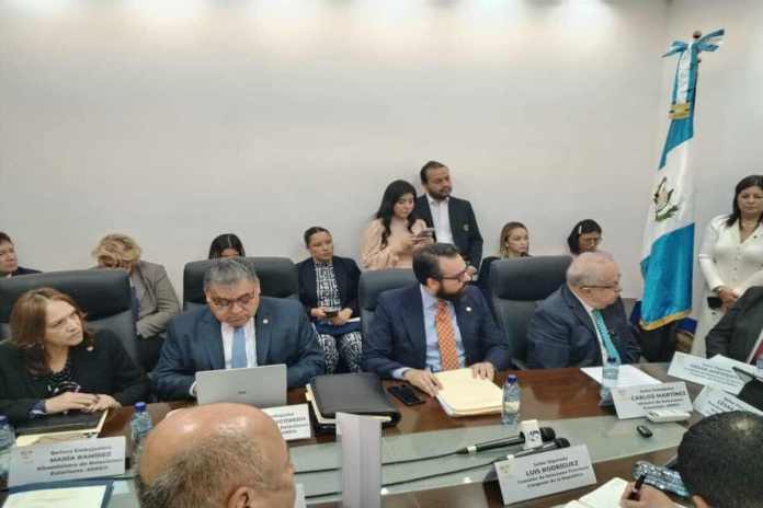 El canciller Carlos Ramiro Martínez explica a diputados por el acuerdo 65-2025 respecto a la Convención de Viena. Foto: La Hora
